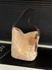 Bolso Cruzado Pequeño de Gamuza Estilo Retro Oso para Mujer 2026 Nuevo Estilo Gran Capacidad Versátil Casual para el Día a Día Bolso de Hombro