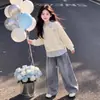 Conjunto de moletom de manga comprida estilo universitário e calça pantalona para meninas, perfeito para primavera e outono, com um design moderno e casual
