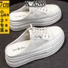 Sapatos Femininos para Aumentar a Altura para Pessoas Baixas, Tênis Brancos Versáteis de Couro Genuíno com Malha, Novo Estilo Primavera/Verão 2026, Sapatos Slip-On Fechados para Uso Externo