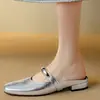 Mules retro de punta cerrada para mujer, nuevas sandalias plateadas de verano 2026 en talla pequeña con tacones gruesos, mules de talla grande