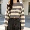 Cardigan de Tricô com Zíper e Listras Curtas 2026 Feminino Primavera Outono Solto Vazado Tricô Grosso Petite Cintura Alta Roupa Exterior