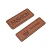 Etiqueta de cuero PU personalizada de fábrica cambio de color cuero grabado en cuero etiqueta de cuero con logo personalizado para equipaje marca registrada de cuero personalizada