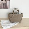 Bolsa Tote de Nylon Leve Niche Design Normcore para Mulheres 2025 Nova Moda Grande Capacidade Ombro Único Axila Bolsa para Deslocamento