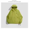 Chaqueta de estilo workwear para exteriores con diseño de cremallera diagonal, corte holgado y funcionalidad versátil; adecuado tanto para hombres como para mujeres, y para parejas; ideal para primavera y otoño