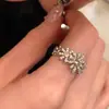 Anel de Margarida Retro Totalmente Cravejado Anel de Dedo Indicador de Nicho de Luxo Alto para Mulheres Anel Personalizado de Luxo Leve com Temperamento Suave Atacado