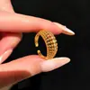 2026 Nova Luz de Anel Luxuosa Versátil Anel de Dedo Toque de Alto Padrão Método Antigo Ouro com Areia Anel Aberto Anel com Incrustação de Diamante Feminino Atacado