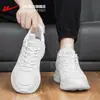 Zapatos Warrior Tenis Hombre 2026 Otoño Nuevos Pareja Versátiles Suela Gruesa Superficie de Cuero Zapatos para Correr Zapatos Blancos ZM