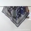 2026 Nuevo Bufanda Cuadrada Pequeña de Algodón Terciopelo Estampada por Ambos Lados para Primavera y Verano Bufanda de Cuello Versátil y Elegante para Mujer que Realza el Cutis