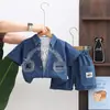 Ropa Infantil Wuxiaoqi 2026 Verano Nuevo Estilo 0-4 Años Niños Chaleco de Mezclilla de Manga Corta con Auriculares Conjunto de Tres Piezas