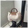 Bolsa Transversal/De Mão/Ombro Feminina Popular Europeia e Americana deste Ano com Retalhos de Lã de Cordeiro Nova para Outono e Inverno de 2025 Casual