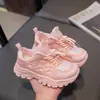 Zapatillas Blancas para Niña 2024 Primavera y Otoño Nuevas Malla Transpirable Zapatillas de Correr Niños Medianos y Grandes Suela Suave Zapatos de Papá Modernos