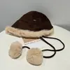 Chapéu de Pescador Fashion Inverno Retrô Camurça Cadarço Bola de Pelo Feminino Quente e à Prova de Frio Plush Chapéu Balde Proteção de Orelha Chapéu Pulôver