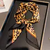 Nuevo Pañuelo Cuadrado Pequeño 70 con Estampado de Leopardo Imitación Seda para Mujer, Pañuelo de Seda Estilo Retro Americano, Protector de Cuello para Primavera y Otoño, Chal para Habitación con Aire Acondicionado