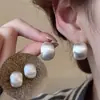 Brincos metálicos simples e versáteis estilo coreano com um toque elegante e sofisticado, populares para o dia a dia, ear cuffs de círculo geométrico e acessórios de orelha
