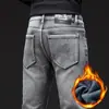 Calça jeans masculina de marca italiana de alta qualidade e tendência, coleção outono e inverno 2026, calça casual slim fit elástica preta e cinza com forro de fleece