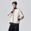 Jaqueta Esportiva Retro Americana com Gola Alta para Homens e Mulheres Outono/Inverno 2026 Bloco de Cores Listrado Solta Casual Estilo Casal Roupa Exterior Tendência