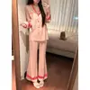 Pijama rosa de seda gelada para mulheres, conjunto de calça comprida e manga longa para primavera e outono, com lapela, renda, cores contrastantes e um design de alta qualidade, de corte solto para loungewear confortável.