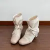 Botas curtas femininas de moda com salto alto e bico redondo, novo design com tiras, versáteis 2026 com salto grosso no tornozelo e laço, adequadas para combinar com saias