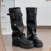 Sin embargo, el nuevo estilo de hebilla de cinturón es moderno y está de moda, popular entre las celebridades de internet.. Estas botas de moda para mujer hasta la rodilla cuentan con un tacón grueso y un diseño cómodo para 2026