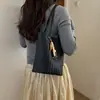Bolsa de axila de grande capacidade para mulheres, nova bolsa tote com padrão trançado para o verão de 2026, bolsa cesta simples de ombro único