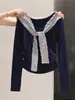 Camiseta branca de manga comprida com gola xale listrada, fresca e simples, para mulheres, novo estilo de outono, top plissado slim fit A13565
