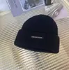Gorro de Lana Clásico Estilo Coreano para Pareja Sombrero Frío de Otoño e Invierno para Mujer Versátil a Prueba de Frío Baotou Protección para las Orejas Gorro de Punto con Letra
