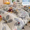 Juego de Cama de Cuatro Piezas 2026 Estilo Nuevo Sábana y Funda de Edredón Dormitorio Estudiantil Juego Individual de Tres Piezas Ropa de Cama Amigable con la Piel para Dormir Desnudo