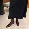 Botas Curtas Femininas que Aumentam a Altura 2026 Novas Botas Martin Pretas Outono/Inverno Bico Quadrado Botas de Cano Curto Francesas Botas Slim de Camurça