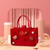 Bolsa Festiva de Fieltro Rojo Muñeco de Dibujos Animados de Animales Bolas de Pelo Bolsa de Mano Venta al por Mayor Banquete de 100 Días Bolsa de Regalo Souvenir DIY