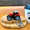 LLavero de mini coche de granja creativo de dibujos animados, colgante para bolso de muñeca, pequeño regalo, exquisito llavero, joyería al por mayor