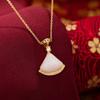 Colar de Jade Feminino Método Antigo Artesanato em Ouro Incrustado Imitação de Jade Natural Hetian Pingente Temperamento Pequena Saia Pingente de Jade Presente