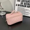Nova bolsa de cosméticos de alto valor em PU, moda simples, acolchoada tipo travesseiro, bolsa de mão, armazenamento manual, grande capacidade, bolsa de lavagem
