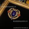 Broche Nanyang de la época antigua de cobre bañado en oro viejo de 18 quilates con incrustaciones de lapislázuli y esmalte rojo y azul.