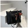 Bolsa de ombro feminina de grande capacidade, simples e de moda para comércio exterior, 2025, nova bolsa de ombro feminina com lenço de seda lichia, cor sólida e decorativa