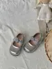Xshx Zapatos Retro Medievales para Niñas Estilo Francés Cinta Mágica Plata Mate Tacón Estable Suela de Goma Antideslizante Suave Verano Poco Profundos Punta Ancha