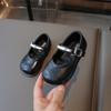 Versão Coreana Outono 2025 Novos Sapatos Infantis para Meninas Pequenas, Sapatos de Princesa Estilosos, Sapatos Individuais da Moda Versáteis para Meninas