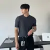 Camiseta casual de verão masculina de malha com manga curta, corte justo, listrada ou lisa, seda gelada, simples e versátil