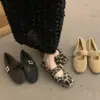 Sapatos femininos de inverno estilo Mary Jane com estampa de leopardo, forrados com fleece para aquecimento, estilo Birkenstock plano retrô