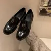 Mocasines de piel para mujer con hebilla dorada y suela gruesa, nuevo modelo 2026, zapatos slip-on de estilo universitario británico con tacón grueso