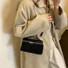 Bolso versátil y minimalista para mujer, nueva colección otoño 2026, con acabado mate, textura de alta calidad y colores contrastantes, diseñado como bolso de hombro o bolso cruzado