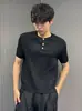 Camisa Henley de Punto con Rayas Verticales Fluido para Hombre Verano Gris Claro Tres Botones Manga Corta Fresca Casual Versátil Capa Base Moderna