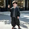 Conjunto Infantil Primavera e Outono 2026 Novo Roupas de Outono para Meninos Jaqueta de Couro Estilosa e Bonita Roupa de Três Peças Estilosa para Meninos