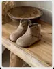 Botas de invierno para niñas, estilo nuevo, a la moda y retro, con suelas suaves, cálidas, ligeras y antideslizantes, adecuadas para condiciones de nieve