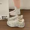 Zapatos de entrenamiento alemanes de suela gruesa con tacón oculto 2026 Otoño nuevo estilo ligeros transpirables versátiles superficie de malla casual deportivos zapatos blancos