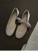 Primeiro Encontro com os Sapatos Vermelhos: Sapatilhas de Salto Baixo com Costuras Aparentes nos Dedos, Recortes Laterais, Abertura Rasa e Aumento Interno de Altura para Mulheres