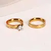 Anillo de Compromiso de Acero Inoxidable Nuevo Europeo y Americano con Diamante Anillo de Pareja Cruzado Rayado en Oro Joyería Personalizada de Moda