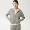 26 novo cardigã de tricô de caxemira estilo retrô americano para outono e inverno para mulheres, apresentando um design de tricô de tranças em todo o corpo, zíperes duplos, um capuz e um estilo espessado.