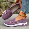 Zapatos de Mujer Transfronterizos 2026 Modelo Nuevo Zapatos de Mujer Bordados de Tejido Volador con Suelas Suaves, Zapatos Ligeros para Madres de Mediana Edad y Mayores, Zapatos de Tela Old Beijing