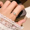 Anel de Pérola Oca com Zircônia Cúbica Estilo Francês Nicho Alto Padrão Estilo Frio Simples Anel para Dedo Indicador Joia de Mão de Luxo Leve Feminino