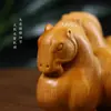 Adorno Zodiacal Caballo Tang de Talla en Madera Maciza Taixing Yabai, "El Caballo Trae Éxito" Mascota de Té para Oficina Decoración Pequeña